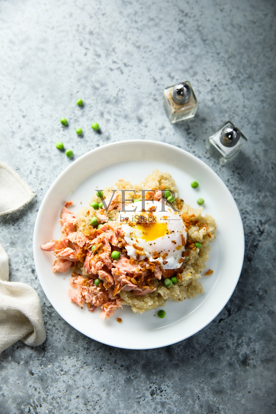 藜麦配三文鱼和鸡蛋照片摄影图片