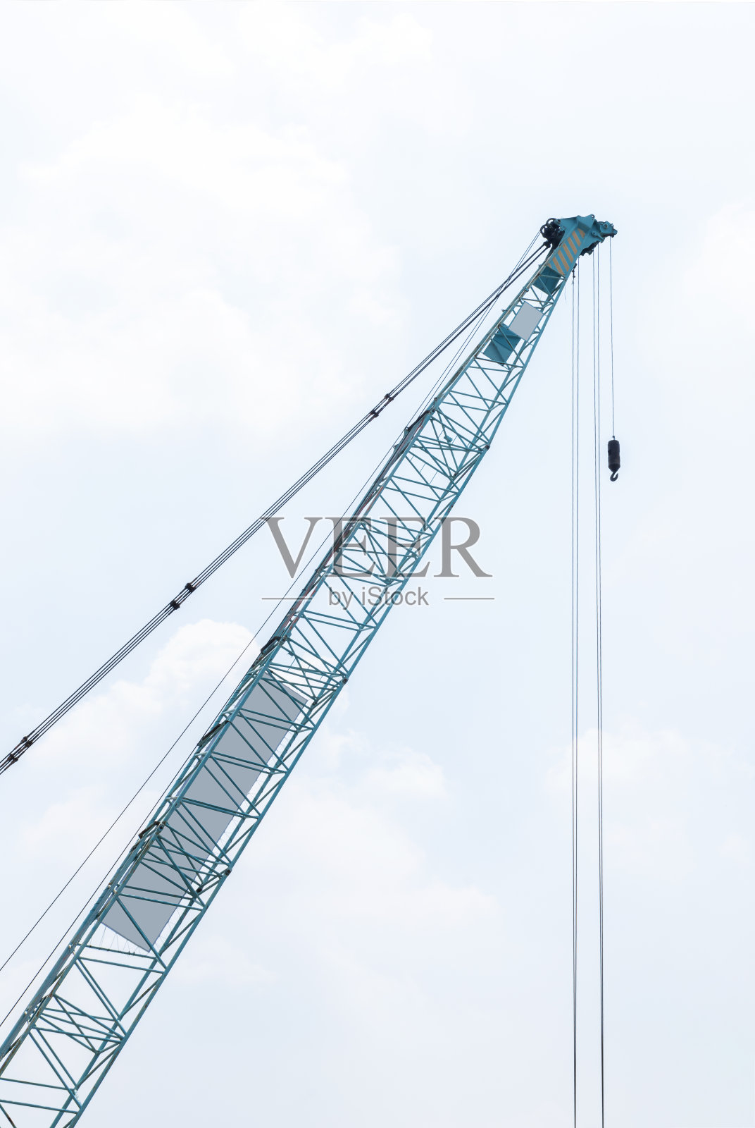 大型绿色吊车臂与天空背景挂钩照片摄影图片