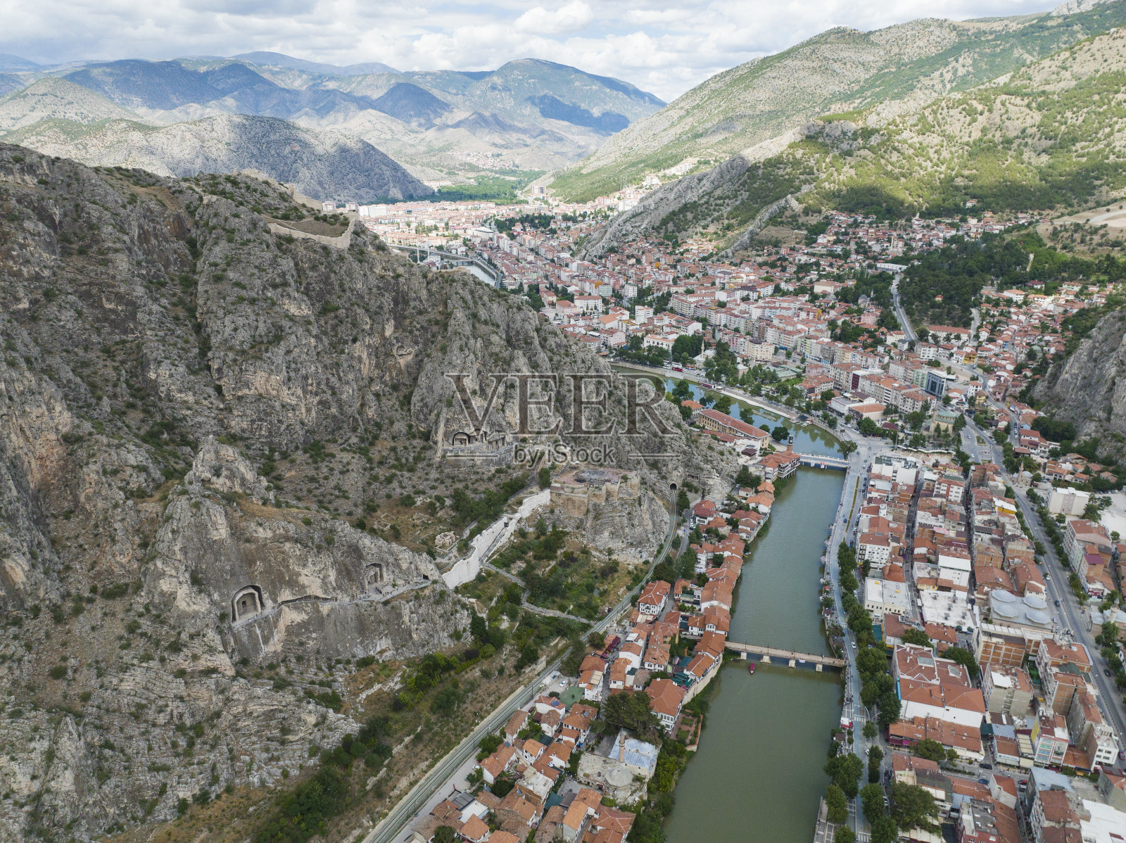 Yildirim Beyazit清真寺和阿玛西亚市中心无人机照片,阿玛西亚土耳其照片摄影图片