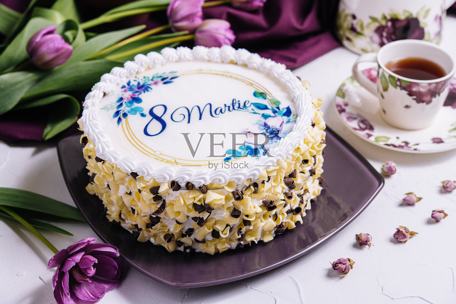 有美味的蛋糕和郁金香的春茶晚会照片摄影图片