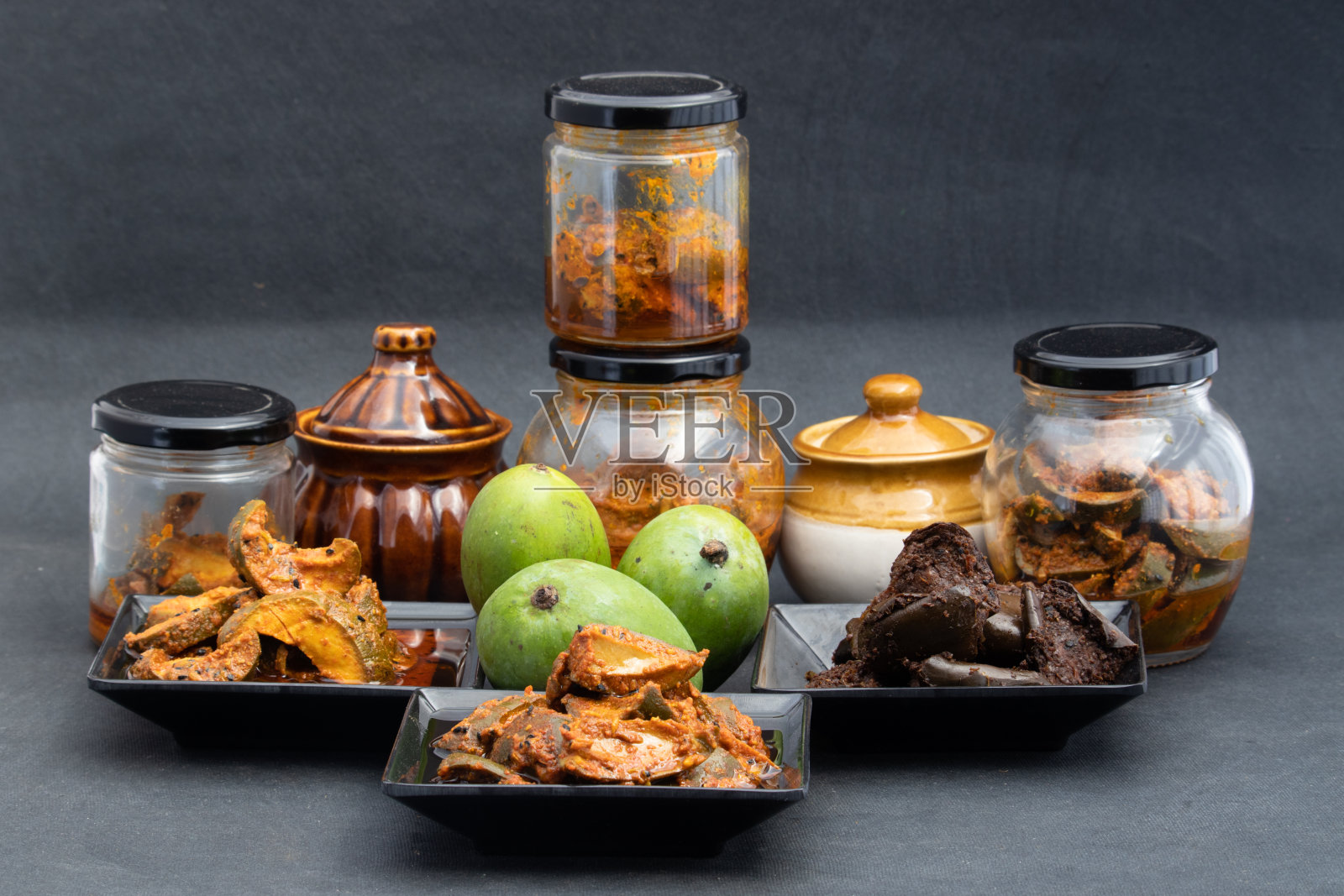 芒果泡菜也被称为Aam Ka Achar,有机干Kachi Keri Achaar, Masaledar Sookha Kairi由Kacha生绿色切片芒果混合腌制,加尼萨森Tel,马沙拉,香料,芥末油照片摄影图片