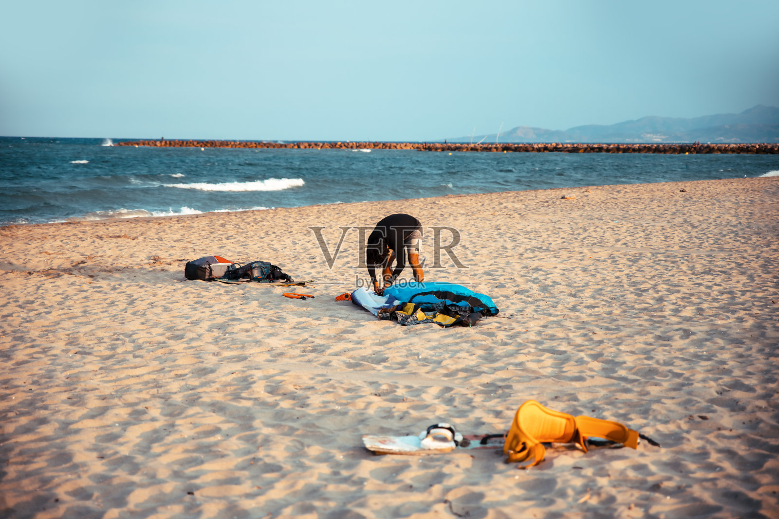 一个人准备用风筝冲浪照片摄影图片
