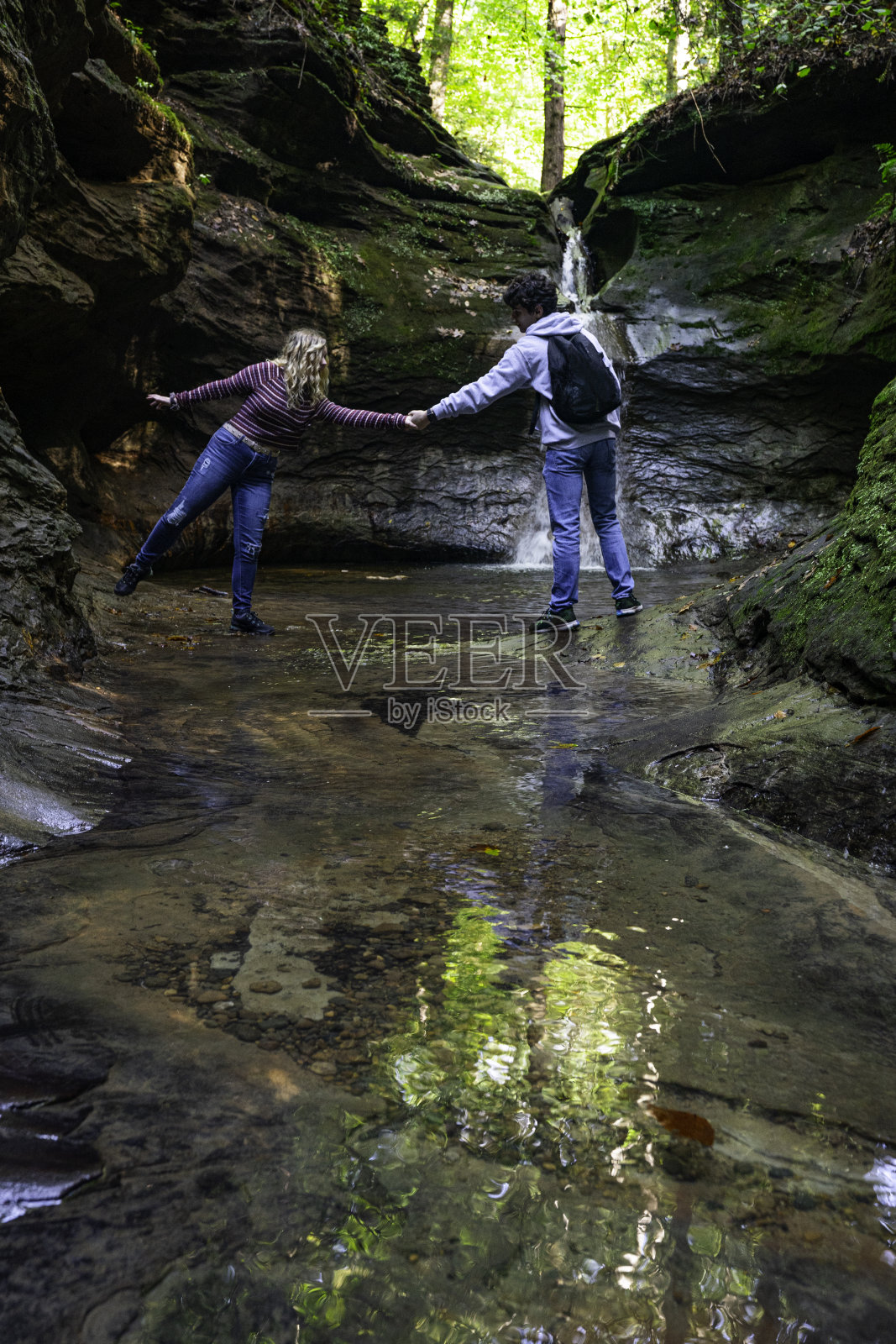 徒步时在滑溜溜的岩石上提供稳定的支撑照片摄影图片