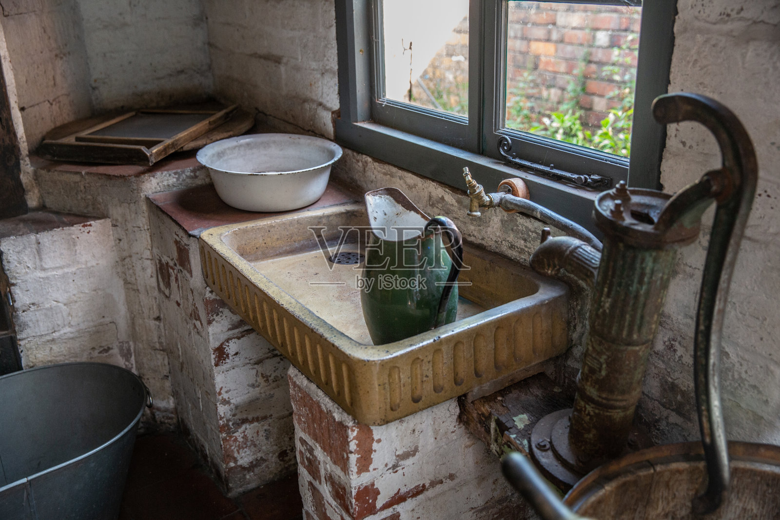 老式实用厨房,水槽和碗,手泵洗涤-维多利亚厨房,旧设备照片摄影图片