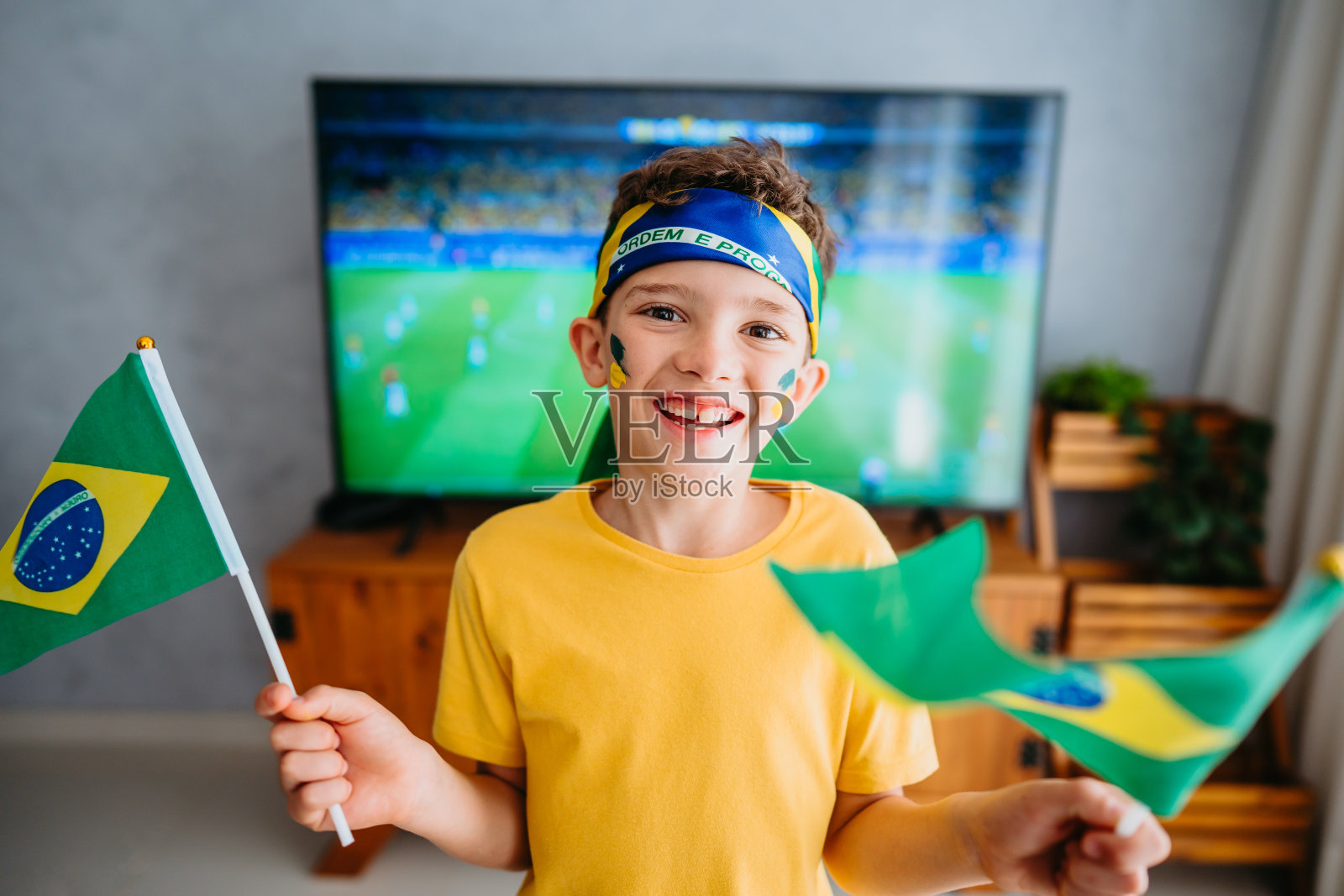 孩子们为巴西足球队欢呼照片摄影图片