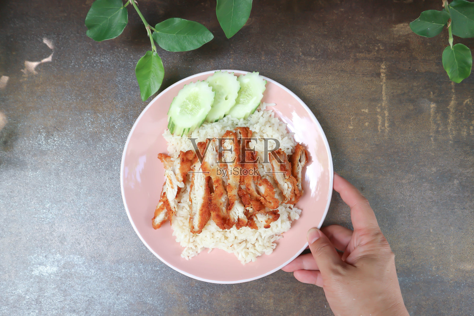 米饭上面有鸡肉或鸡肉饭或炸鸡和米饭照片摄影图片