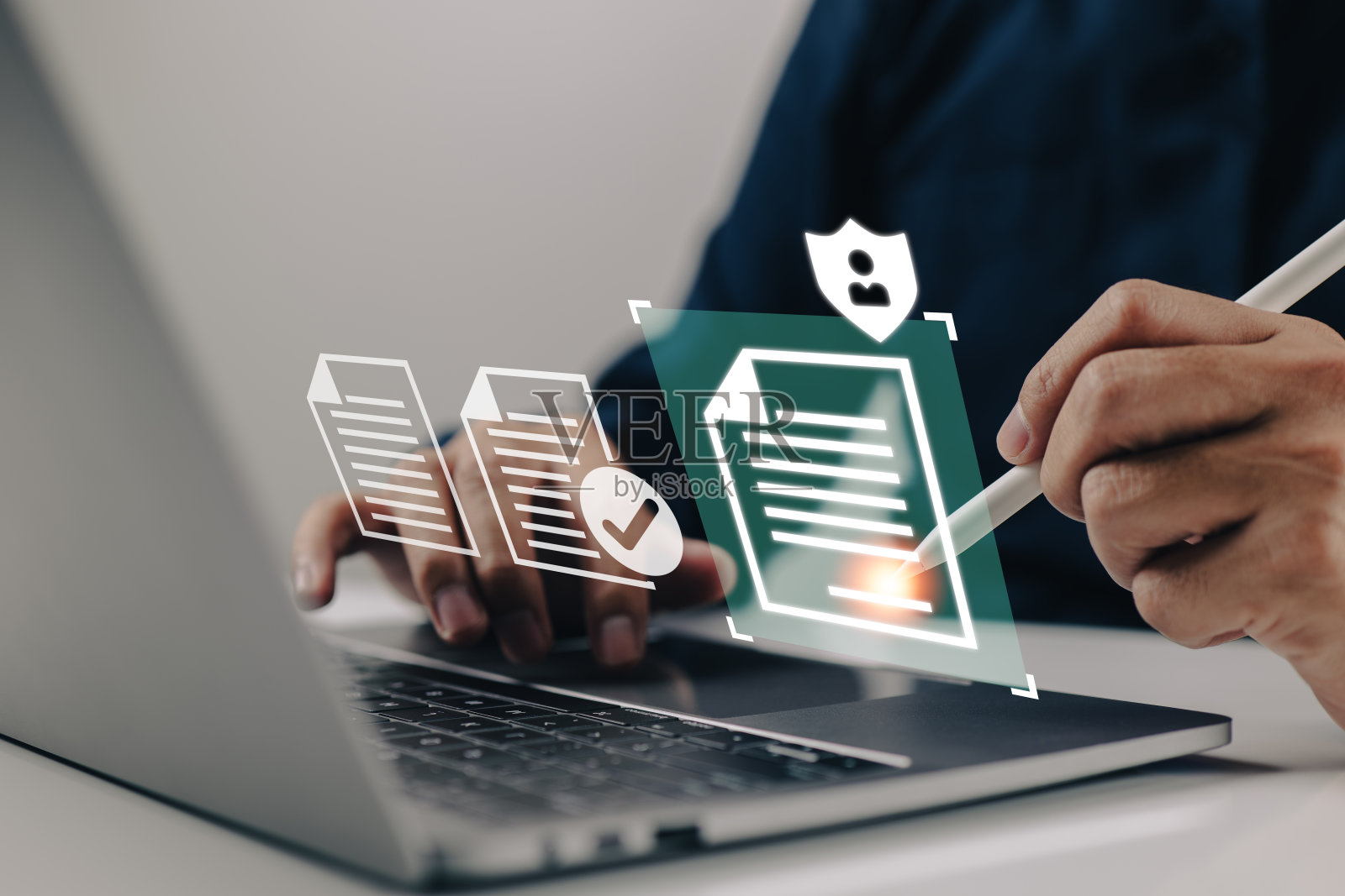 聪明的合同。数据保护和隐私政策的概念与男子在网上商业合同上签署的数字签名照片摄影图片