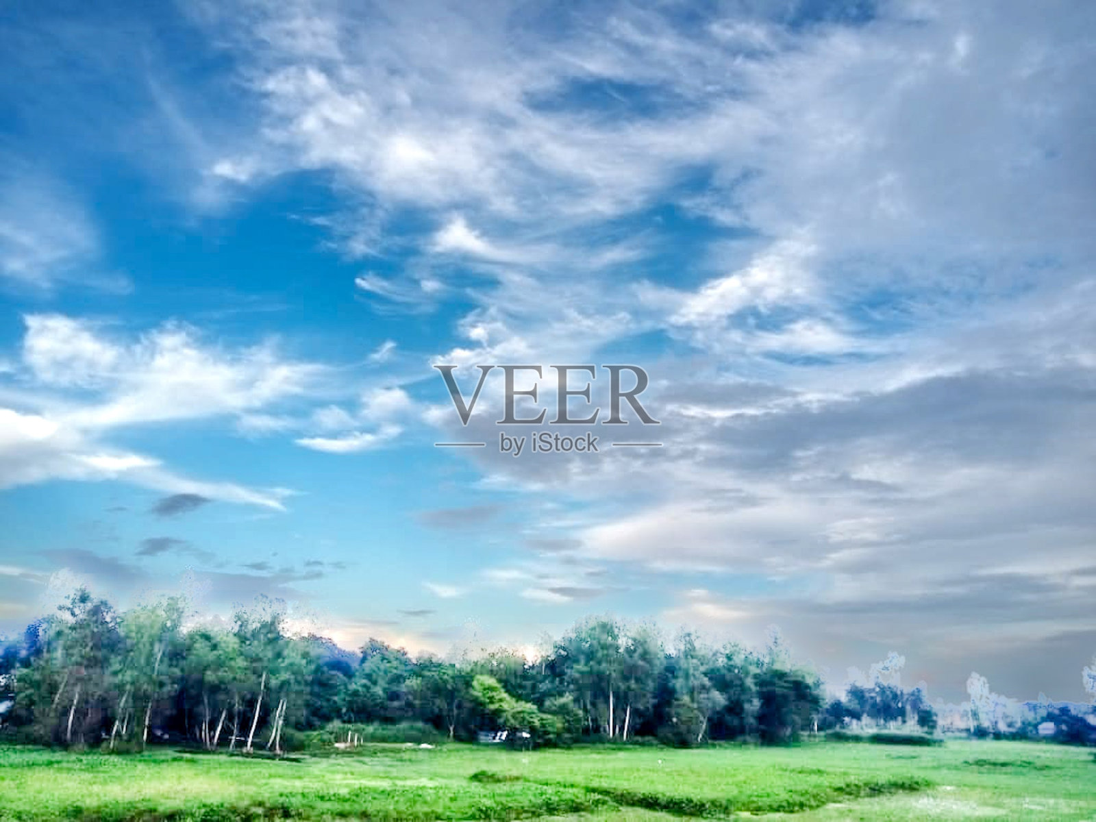 自然是绿色的,有白色和蓝色。天空看起来很漂亮。照片摄影图片