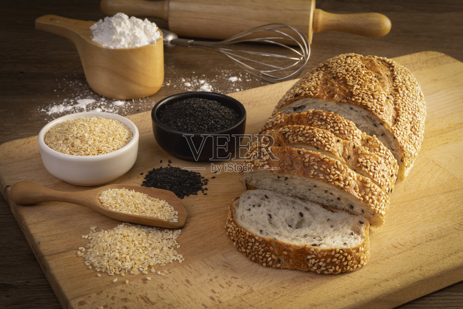 面包片新鲜自制酵母面包与黑芝麻在木板。照片摄影图片