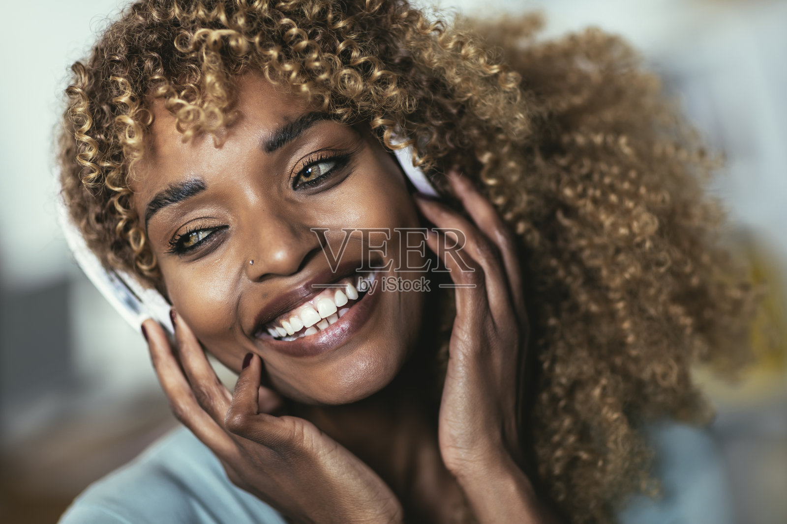 画像微笑的年轻黑人妇女听音乐耳机照片摄影图片