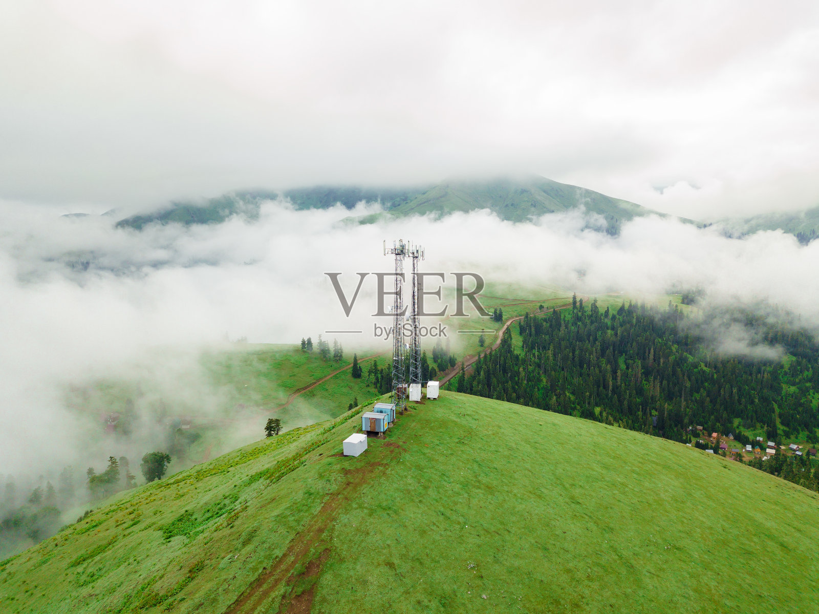 从无人机上看GSM塔和云中山区的无线电通信。发射塔。基本收发站。无线通信天线发射机。Bakhmaro,格鲁吉亚照片摄影图片