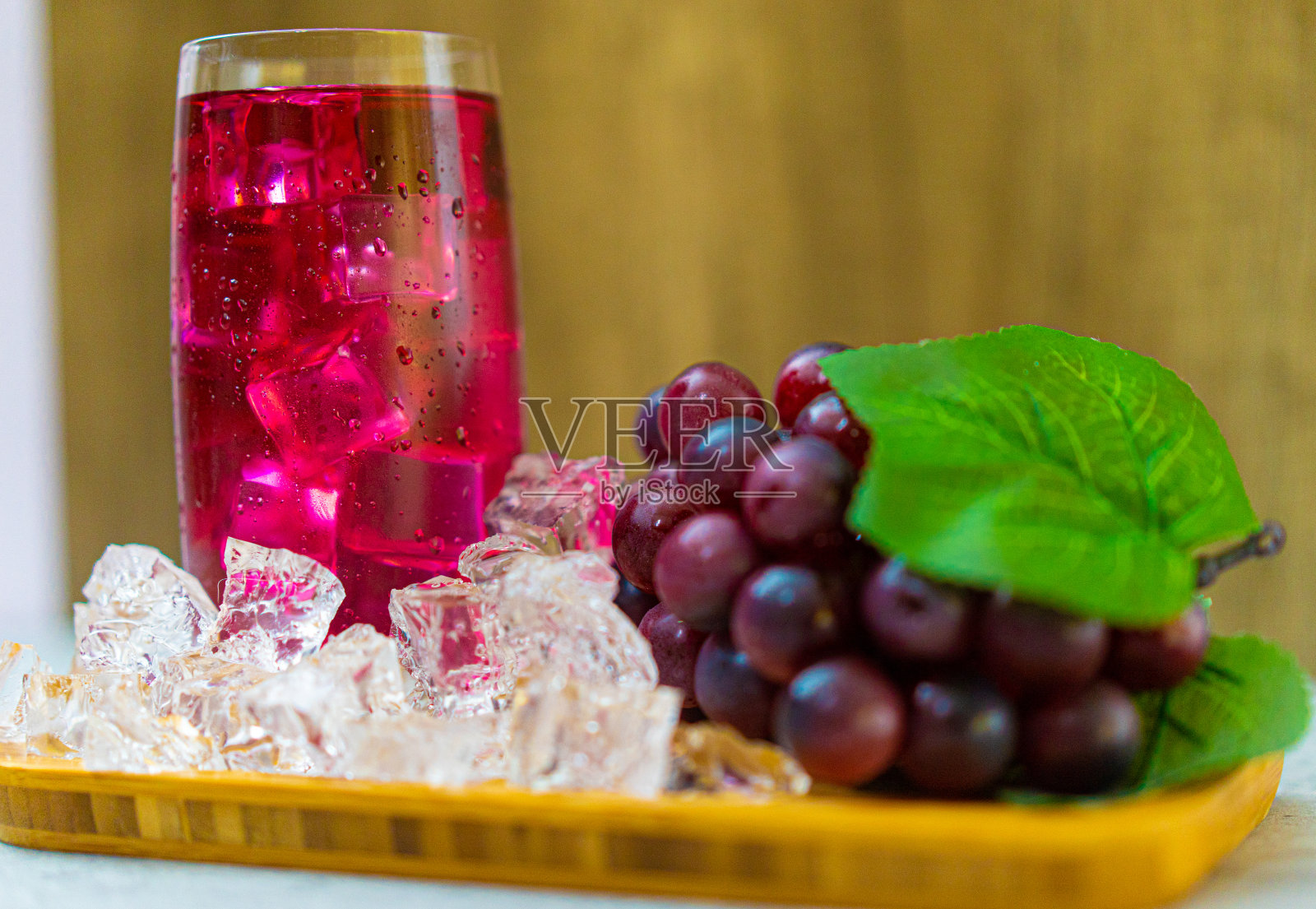 一杯加了冰块的葡萄汁让人神清气爽照片摄影图片