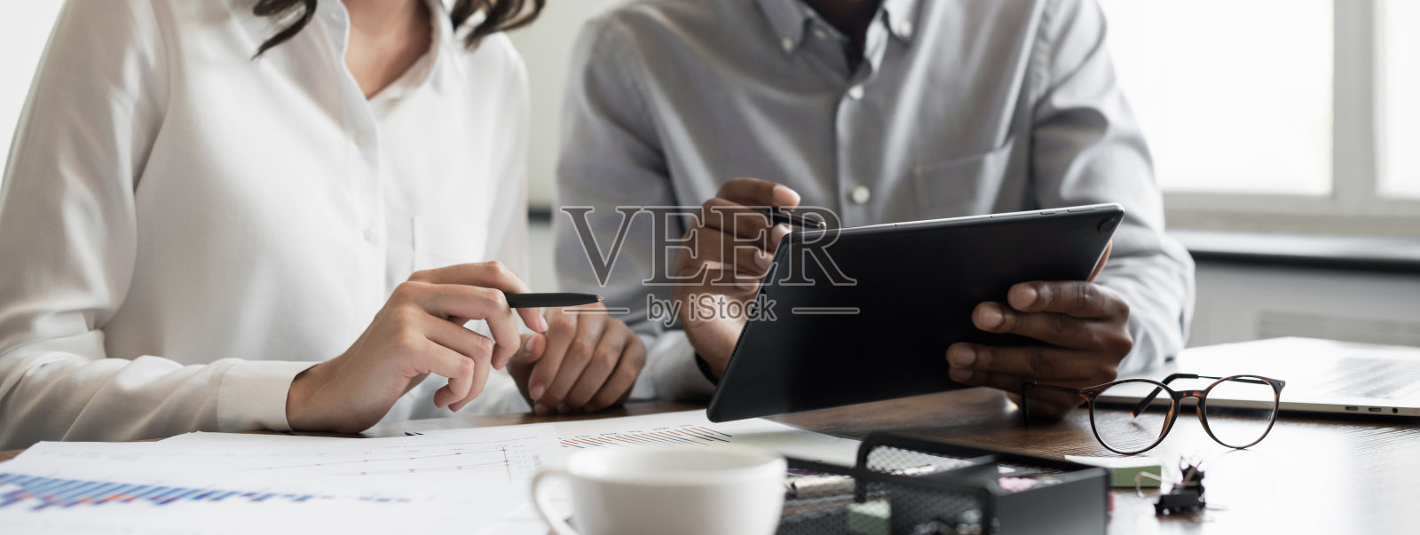 业务人员在办公室一起工作,计划新的项目照片摄影图片