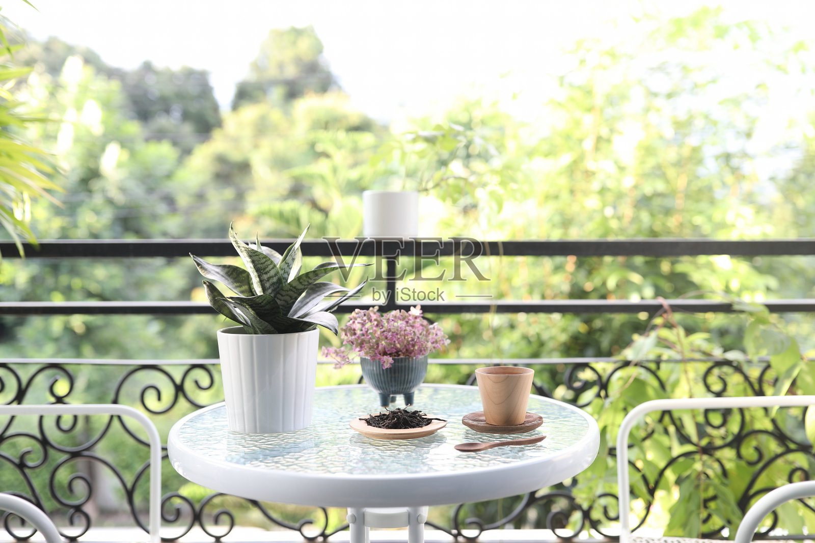 茶放在木制茶杯里,干茶叶放在玻璃桌上照片摄影图片