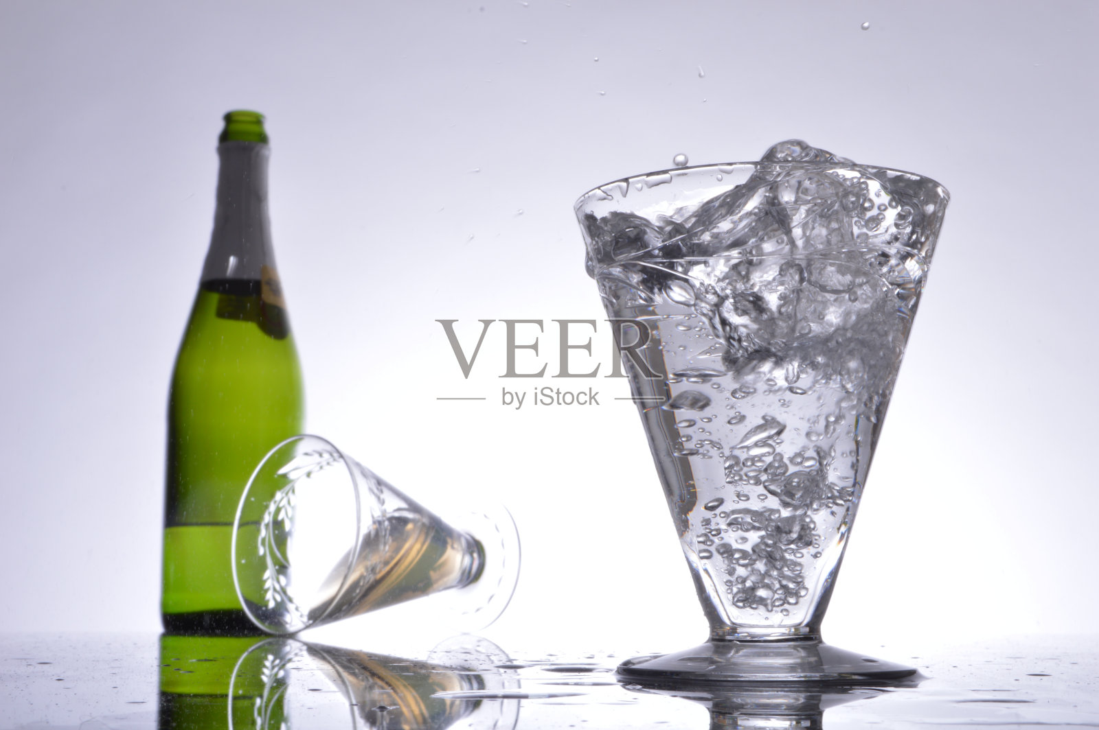 一杯冒泡的香槟和一瓶照片摄影图片