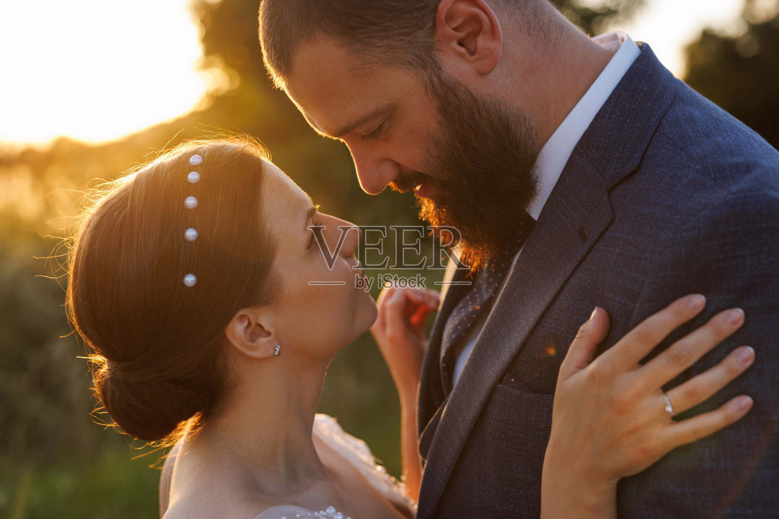 充满爱意的新婚夫妇在户外照片摄影图片