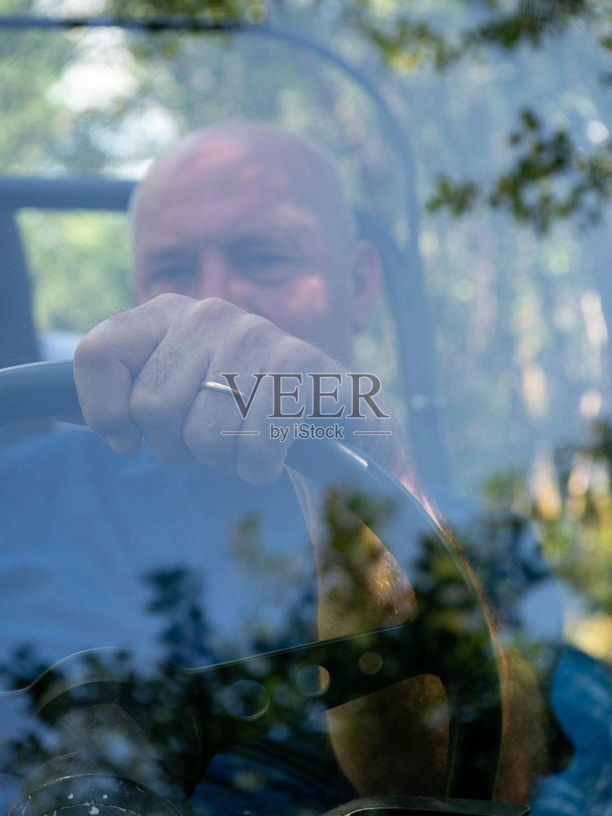 老人开着沙丘车在公园和家人在夏天玩照片摄影图片