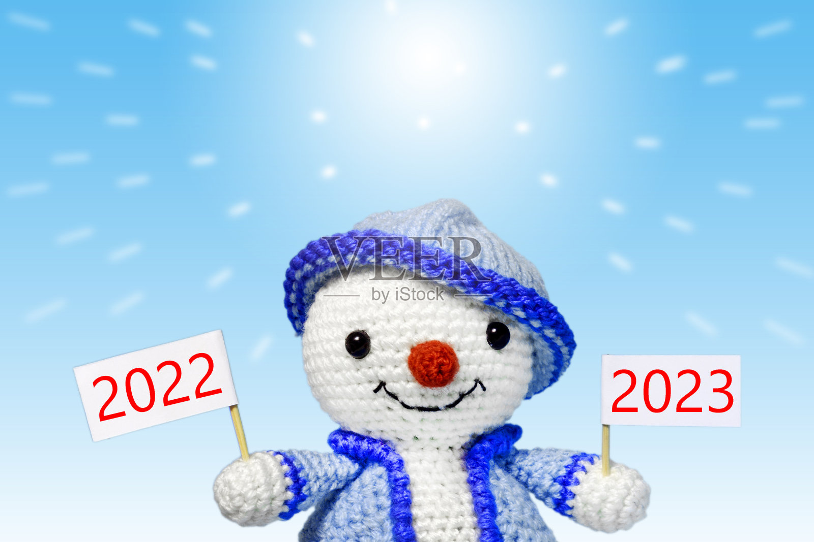 雪人的标志上刻有2022和2023,蓝色背景,新年的概念照片摄影图片