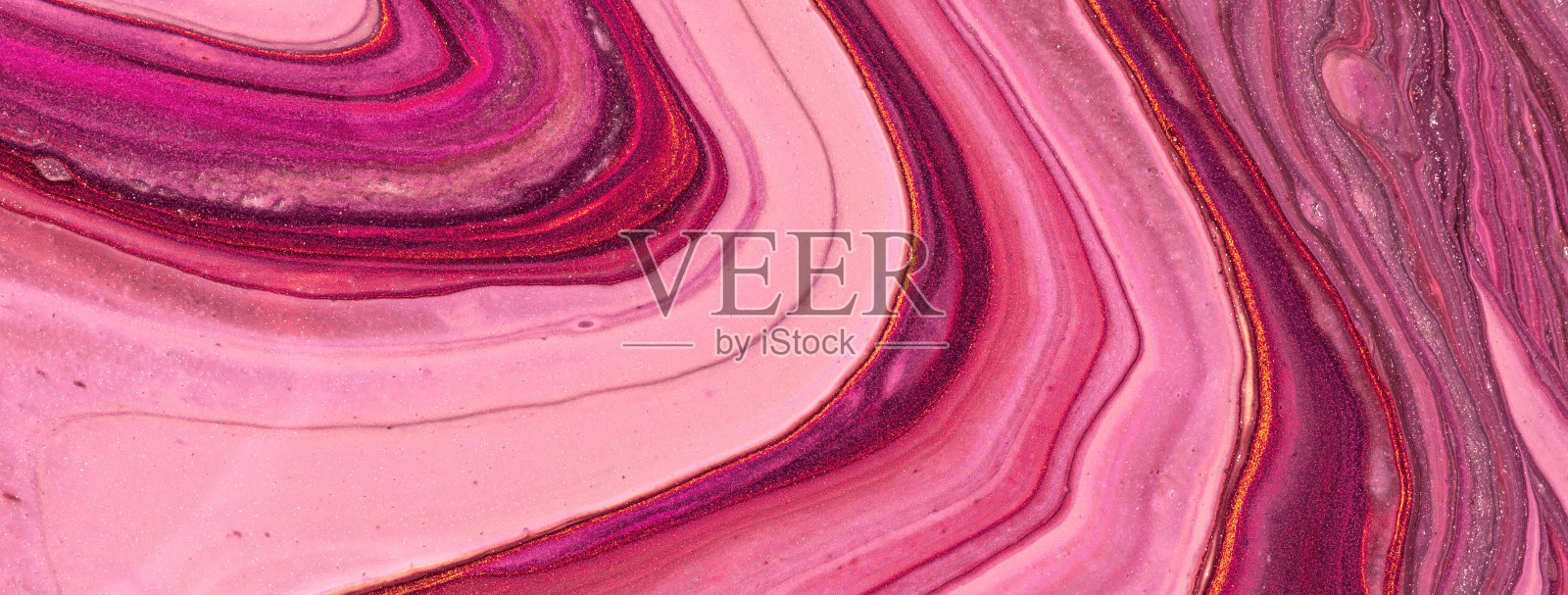 抽象流体艺术背景淡紫色和紫丁香的颜色。液体的大理石。丙烯酸颜料与粉红色渐变。照片摄影图片