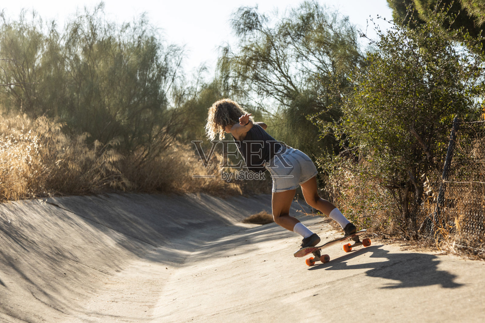在河道上冲浪滑冰照片摄影图片