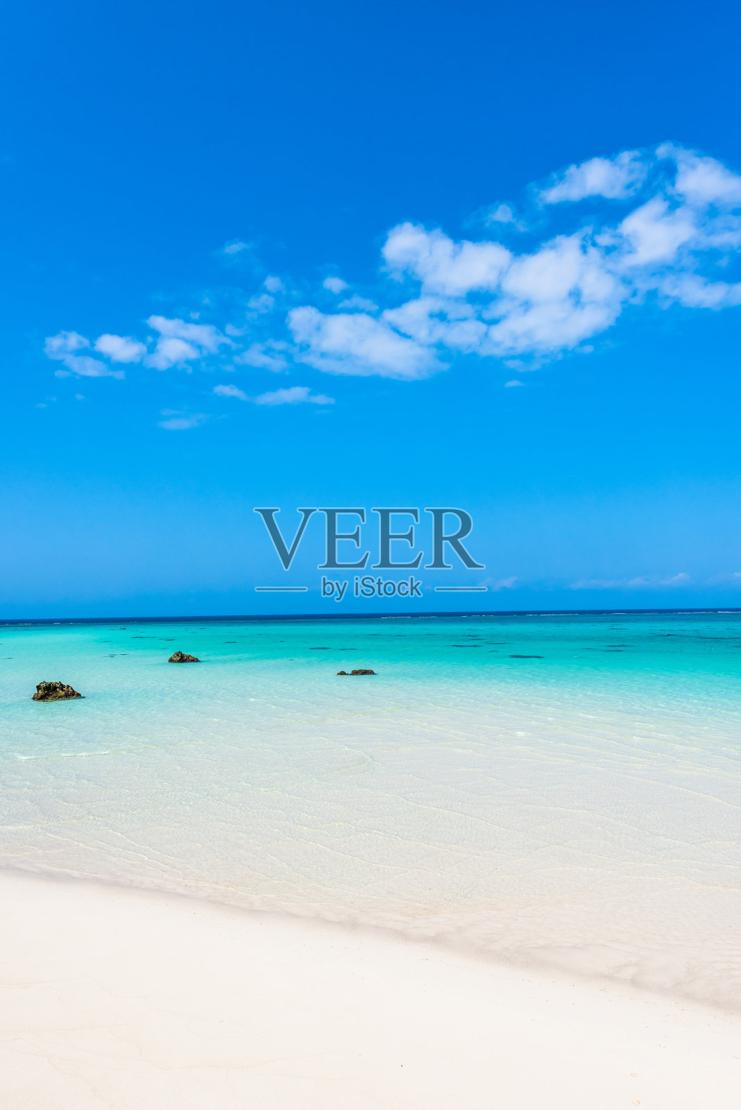 冲绳宫古岛美丽的海滩。照片摄影图片