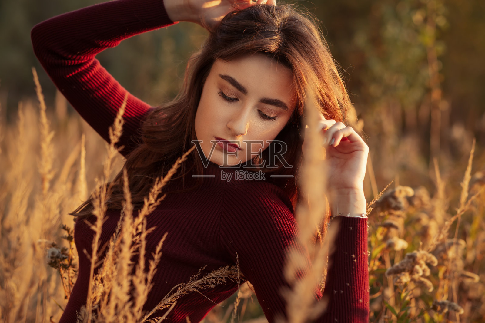 悲伤的秋天的女孩照片摄影图片