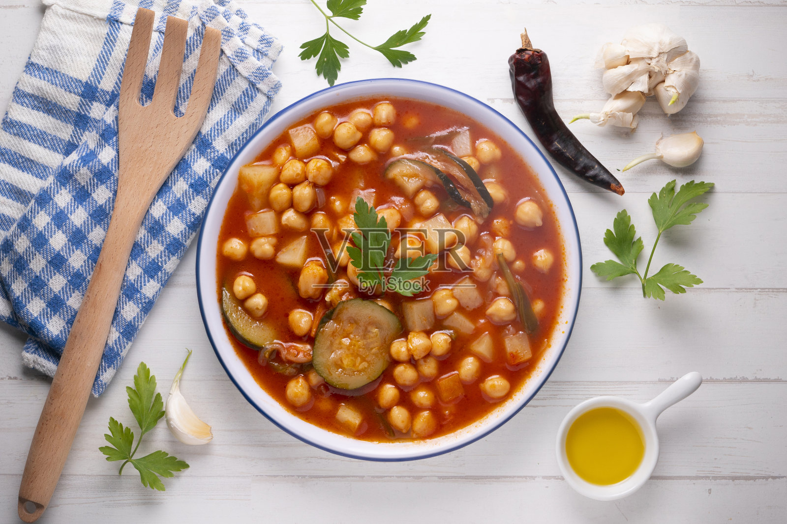 鹰嘴豆炖菜。典型的西班牙素食食谱。照片摄影图片