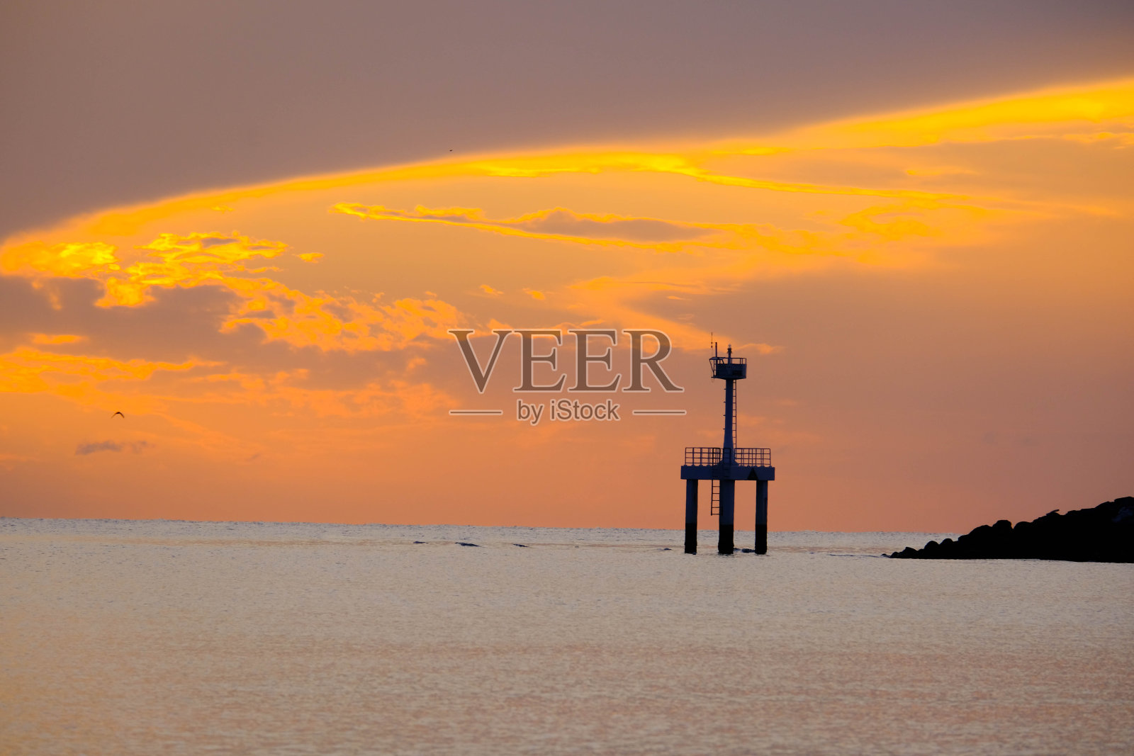 海滩上美丽的日落景色。彩色的海滩日落,金色的光反射在水面和柔软的波浪。暑假旅游理念。照片摄影图片