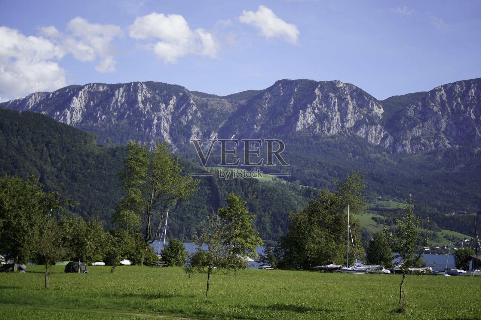 它是奥地利萨尔斯卡默古特的一个高山湖泊照片摄影图片