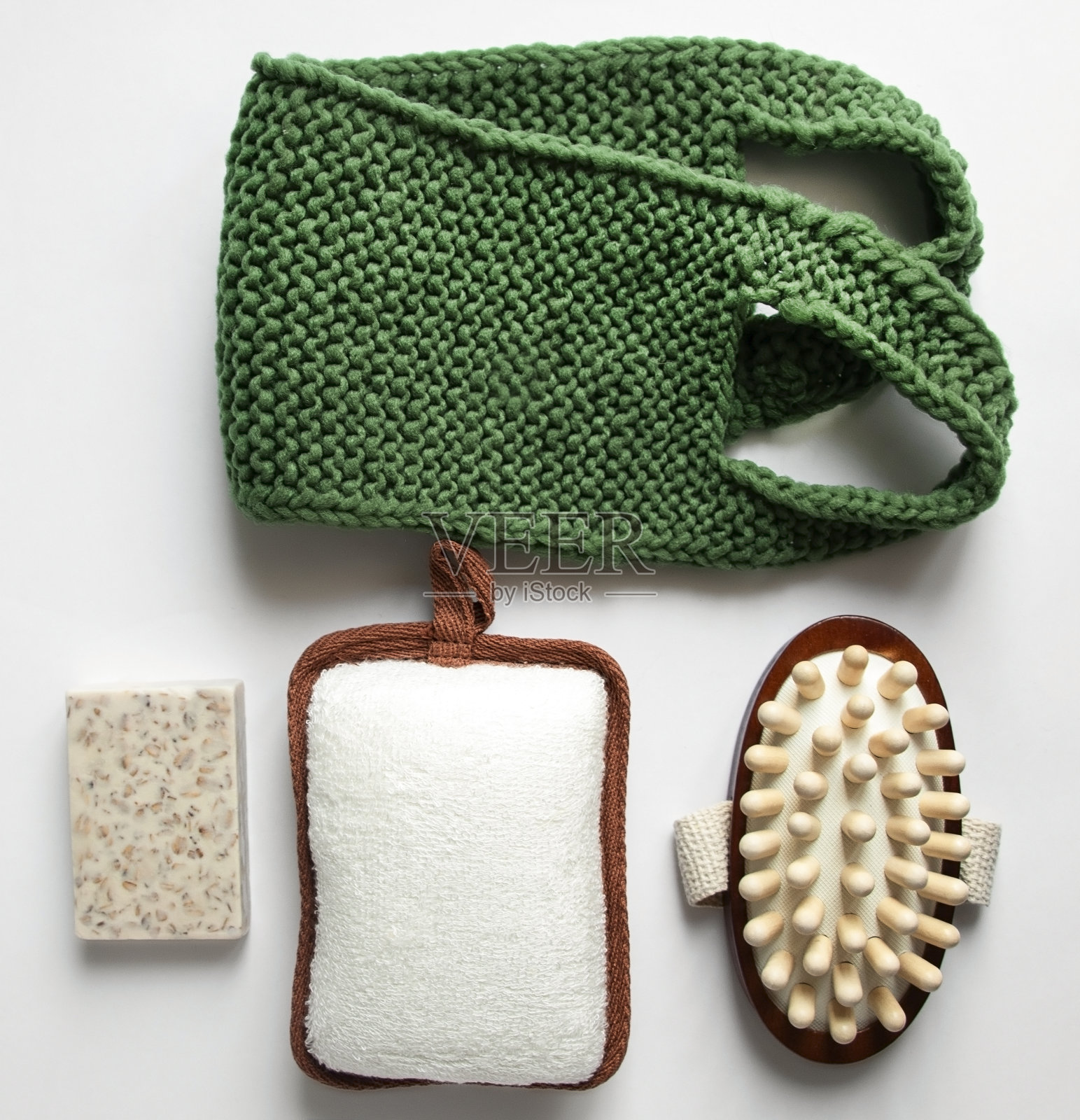 水疗用品,减脂毛巾,木刷和燕麦皂在白色的背景。用于干性身体按摩。皮肤护理。照片摄影图片