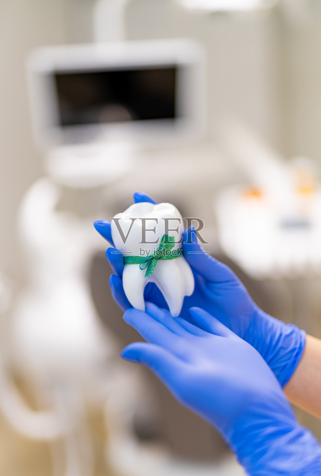 牙齿样本在手中。专业牙医手持塑胶样本。照片摄影图片