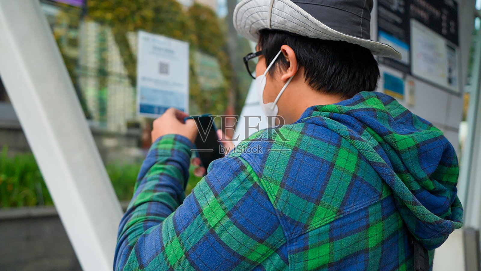 年轻男子使用智能手机进入地铁站捷运照片摄影图片