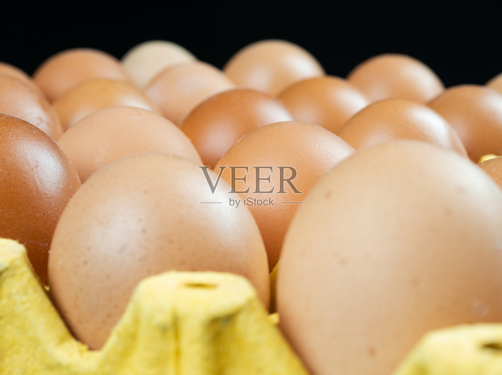 鸡蛋盒上的鸡蛋照片摄影图片