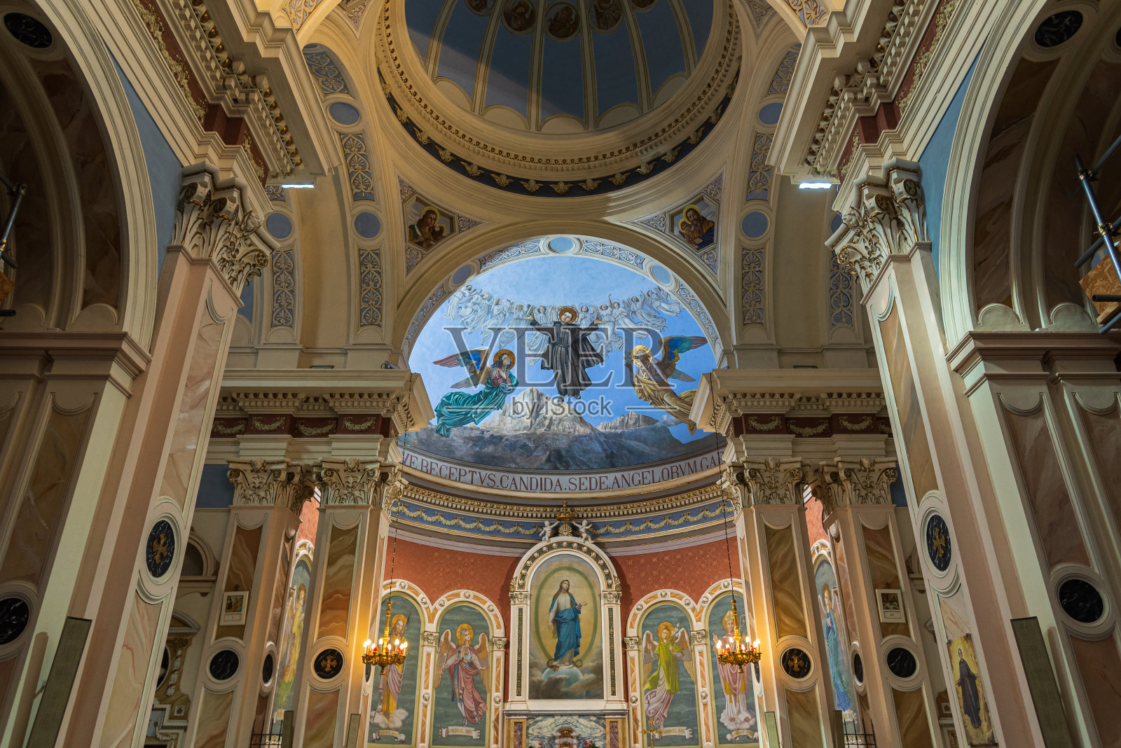 阿布鲁佐。格兰萨索·迪达利亚岛。悲伤的圣加布里埃尔避难所照片摄影图片