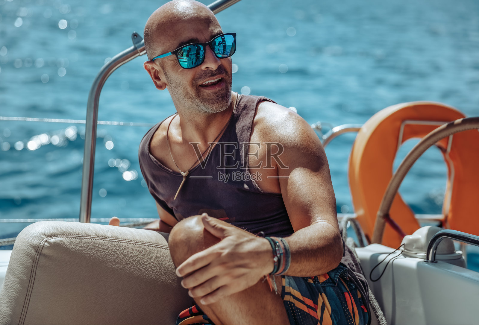 帆船上的快乐人照片摄影图片