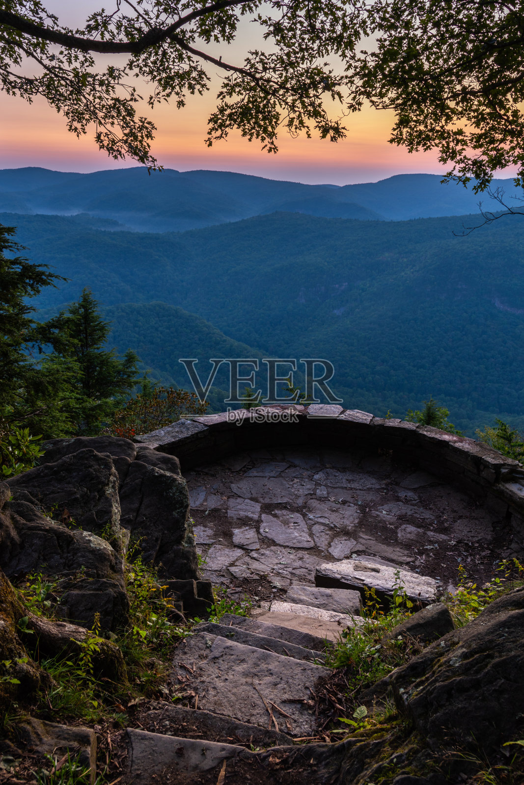 沿着蓝岭公园路,从Chestoa俯瞰日出照片摄影图片