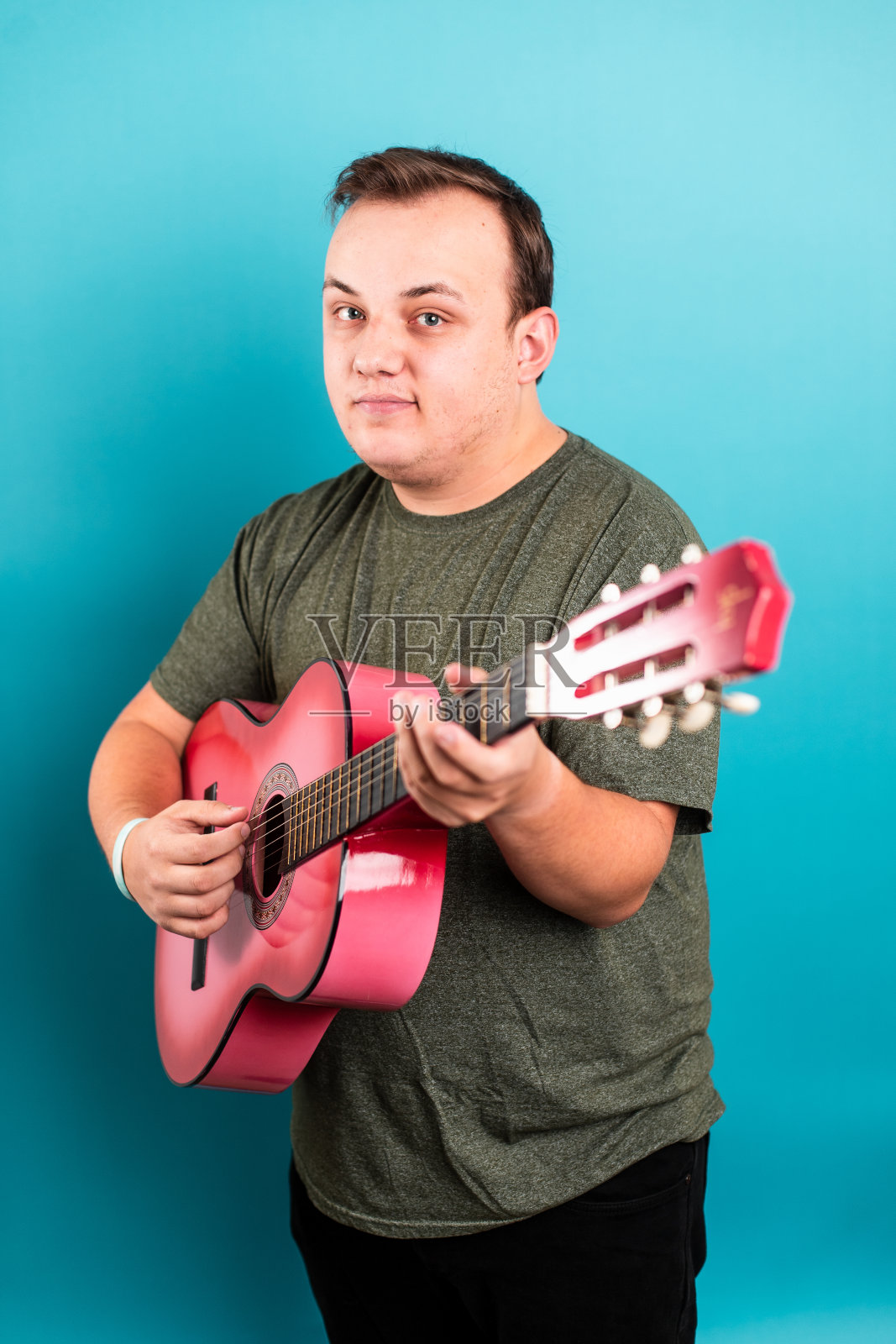 男人在手语和弹吉他照片摄影图片