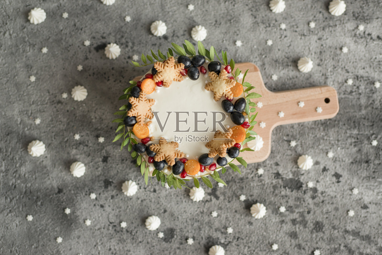 用浆果装饰的圣诞糕点放在桌子上照片摄影图片