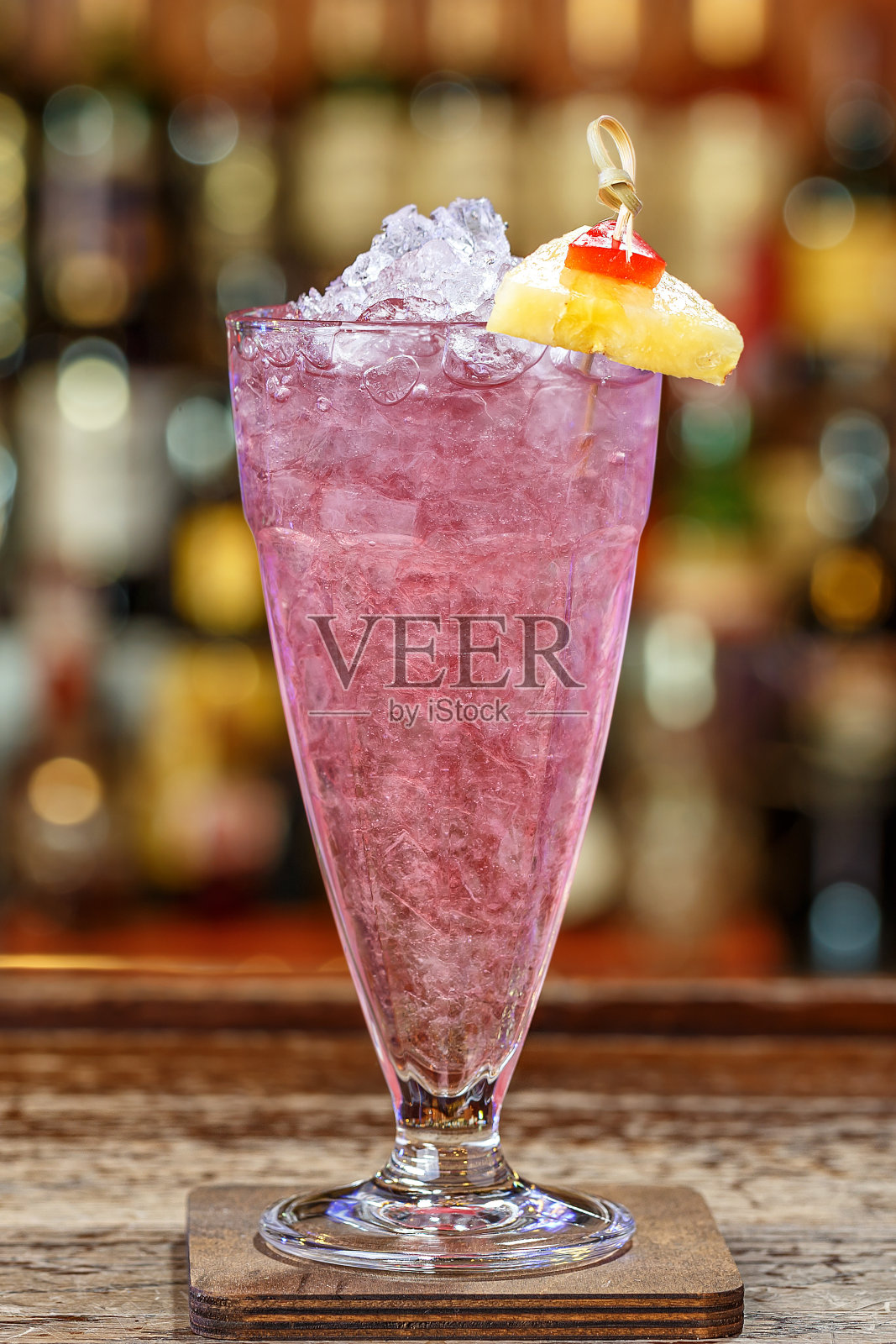 鸡尾酒排毒是找处方的地方。以柠檬汁为基础的清爽排毒饮料。照片摄影图片