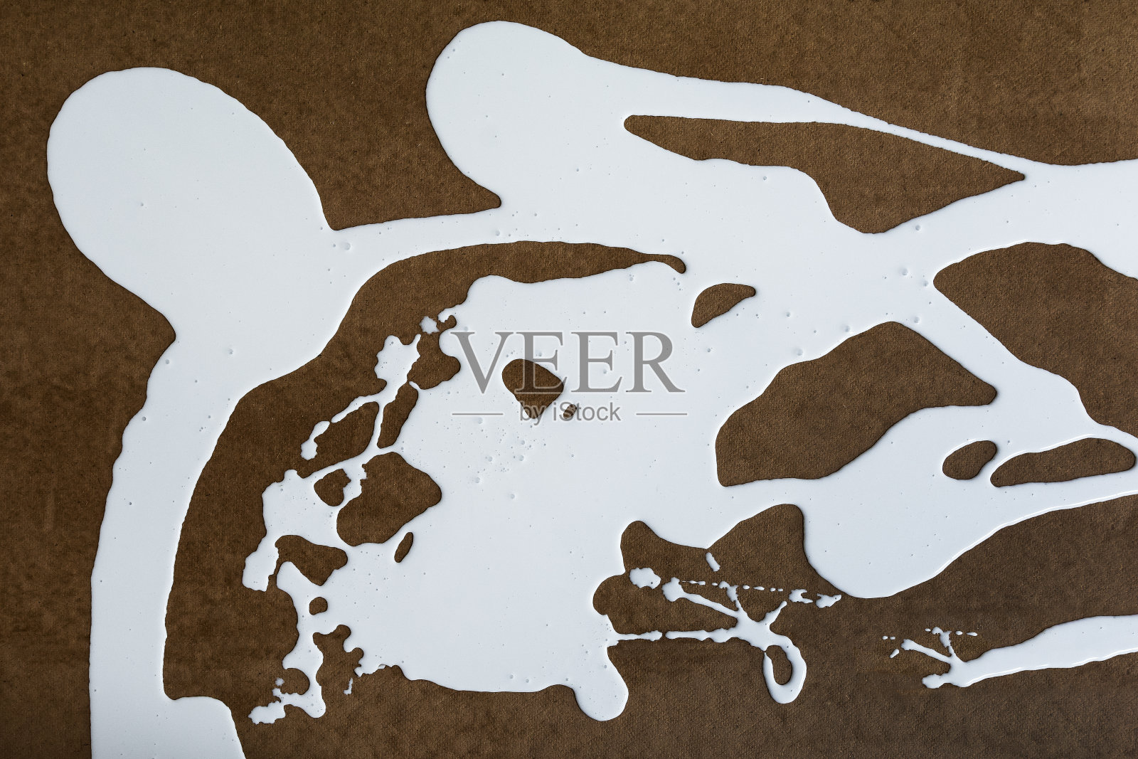 白色油漆洒在深色纸板上照片摄影图片