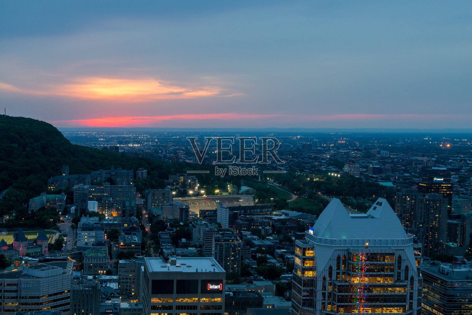 蒙特利尔夜景鸟瞰图,城市灯光,魁北克,加拿大照片摄影图片