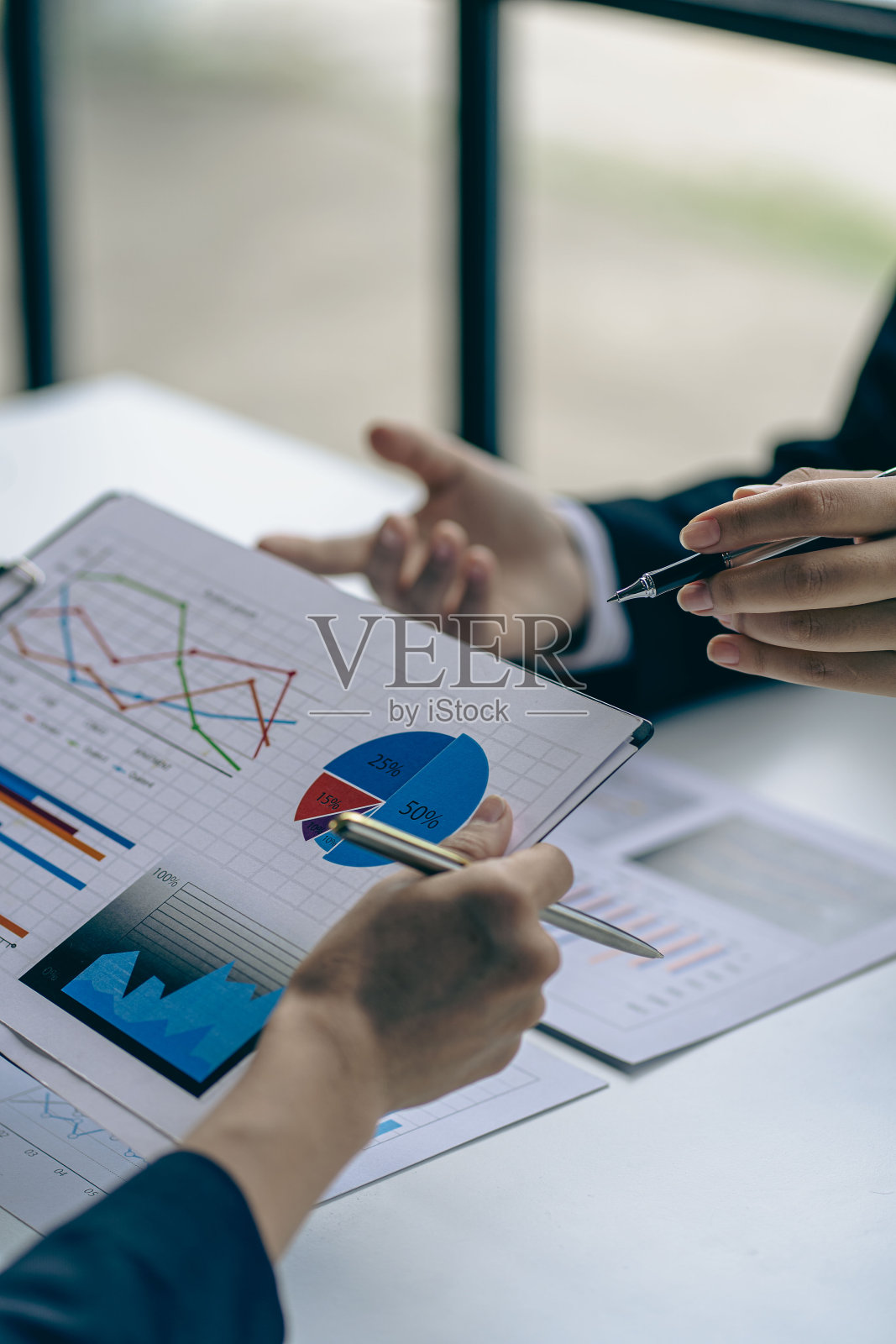 业务团队使用计算器和业务图表。财务会计助理销售经理或市场营销人员正装垂直图片照片摄影图片