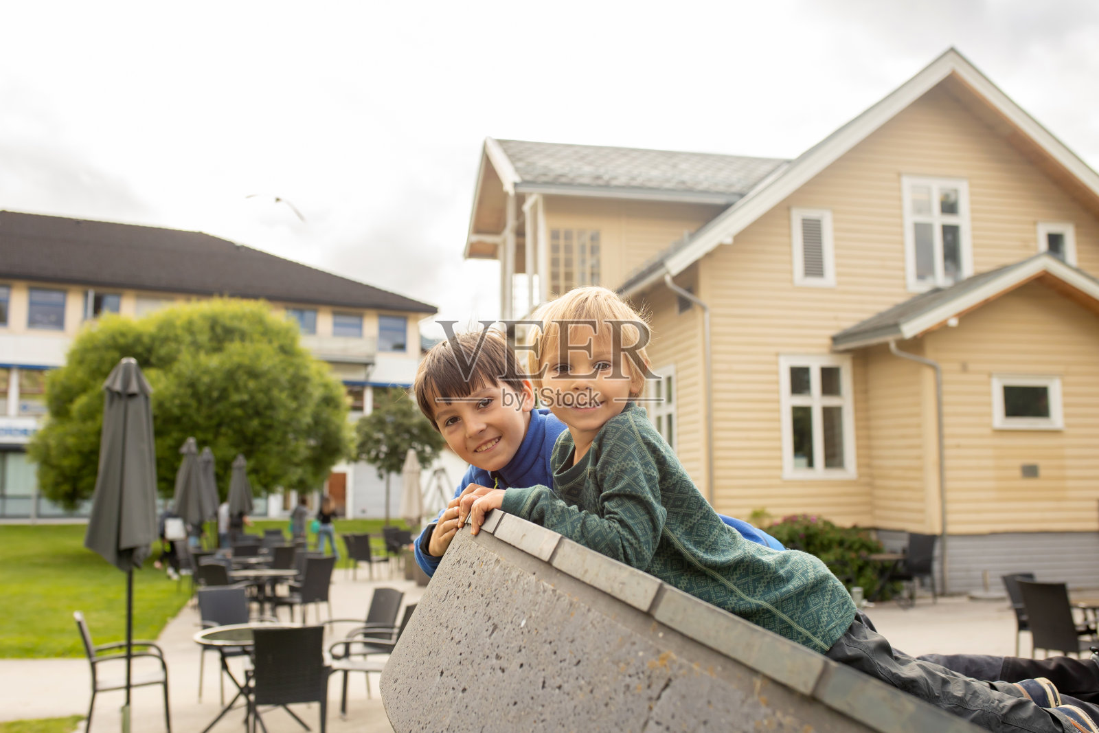 人们、孩子们在挪威欣赏峡湾、山脉和其他美丽的自然景观照片摄影图片