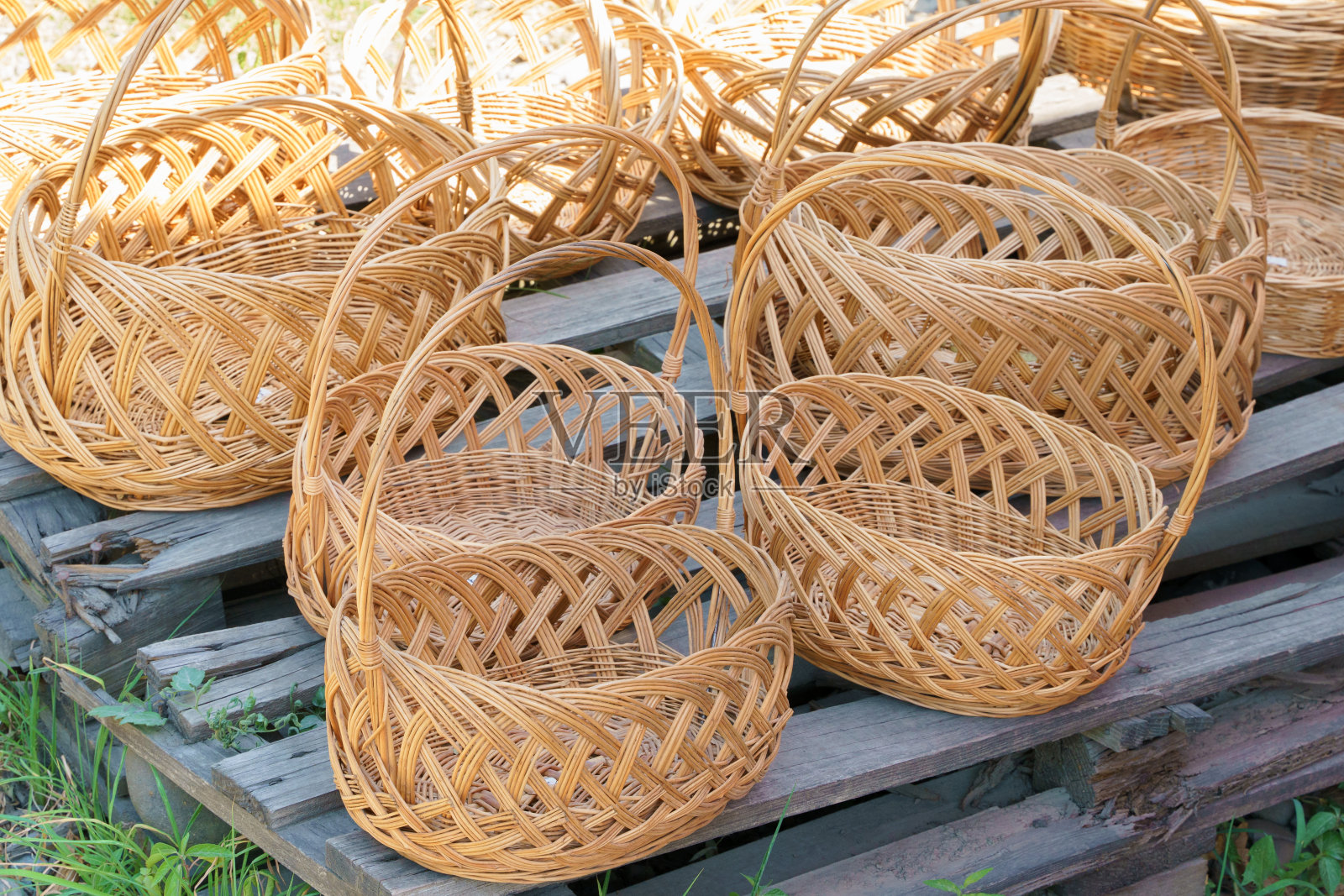 在格鲁吉亚的一个农村市场上,有几个手工编织的篮子在出售。照片摄影图片