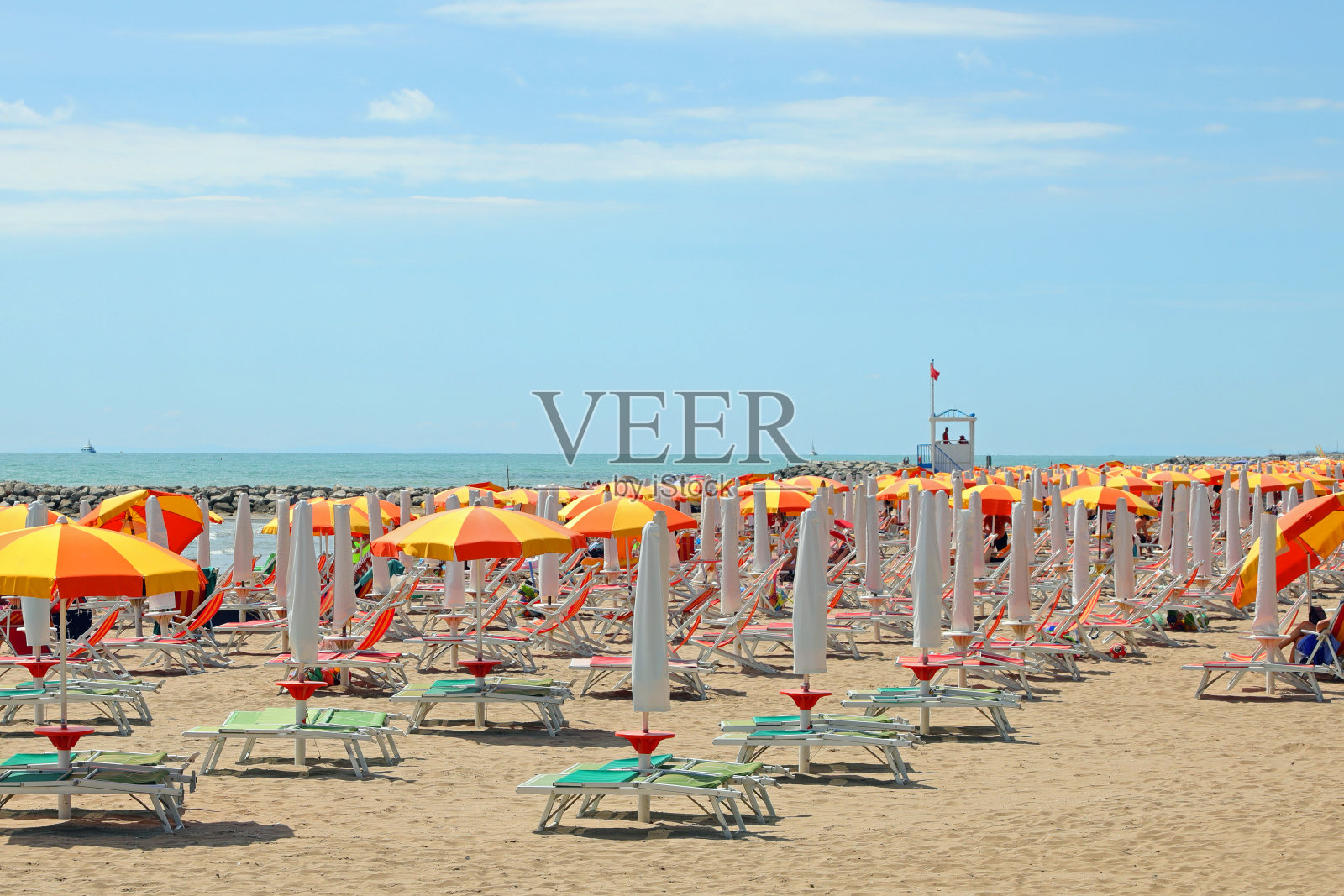 没有人的伞和躺椅在海边的海滩上照片摄影图片