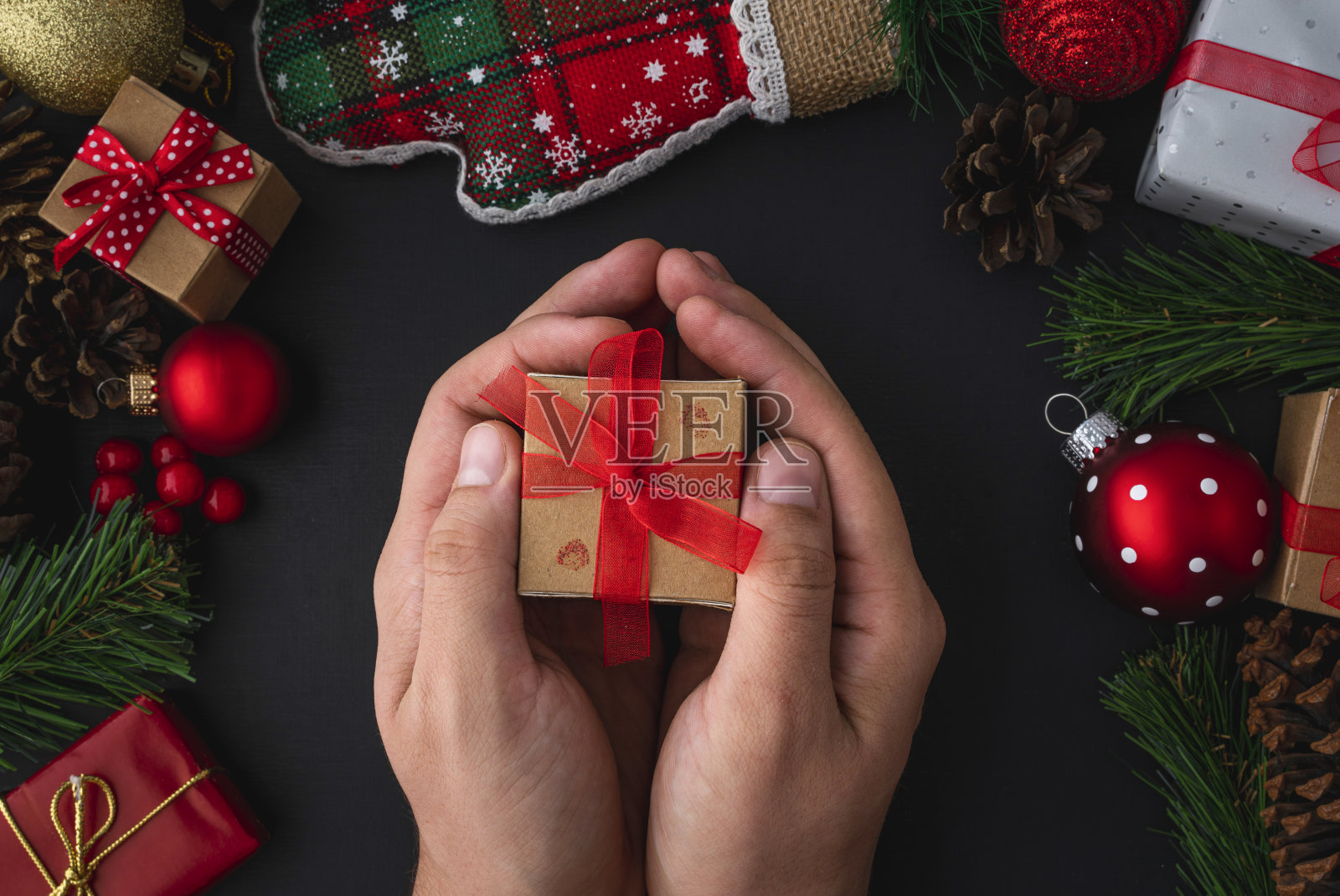 黑色背景的圣诞装饰照片摄影图片