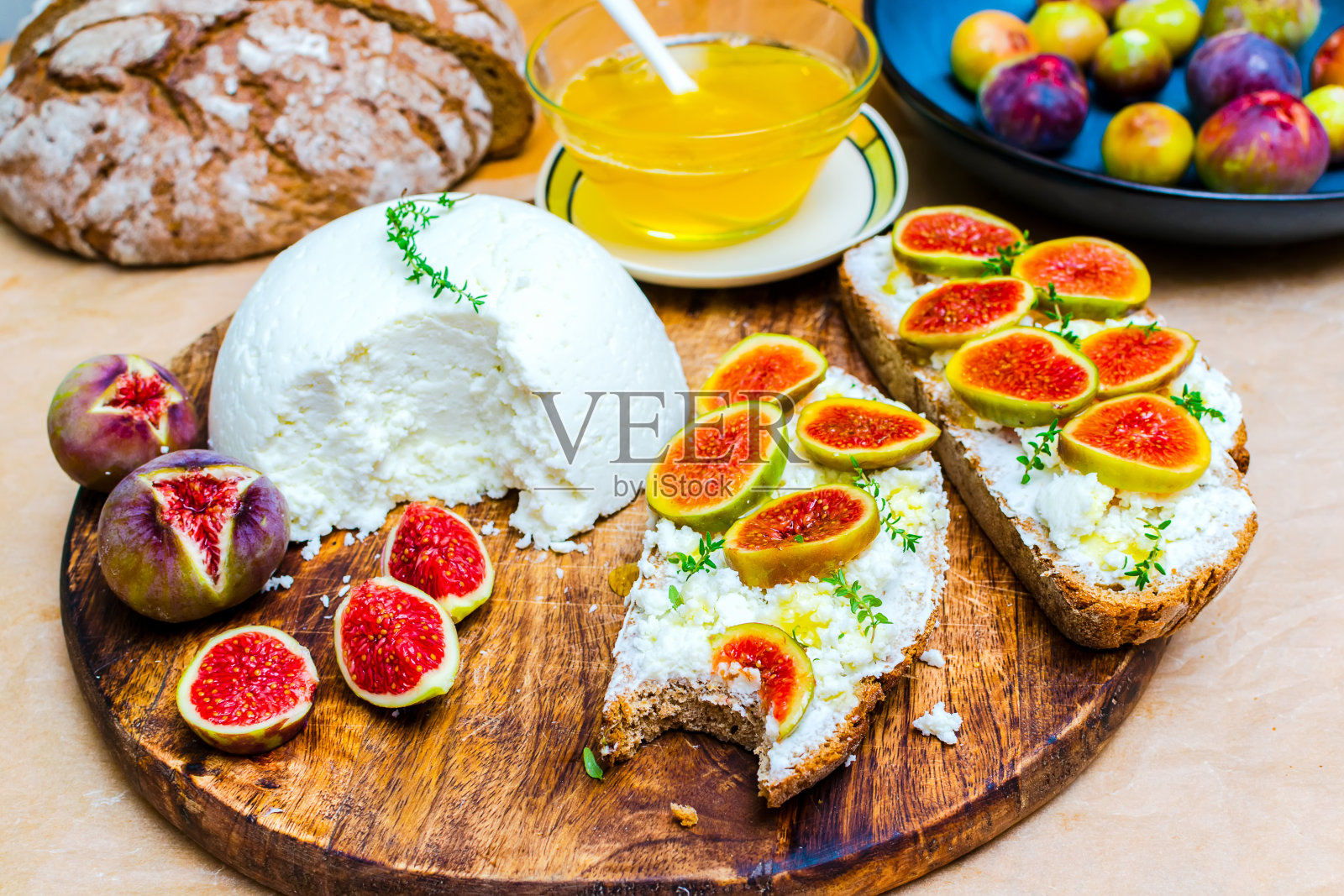 意式烤面包配乳清干酪照片摄影图片