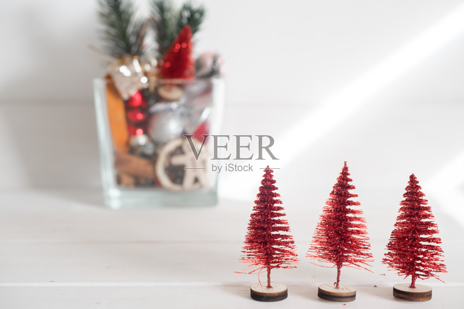 玻璃花瓶里的圣诞装饰品照片摄影图片