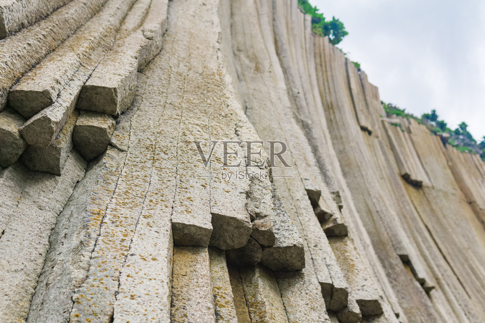 在国后岛的斯托尔布查蒂角,玄武岩柱形成海岸岩石,特写照片摄影图片