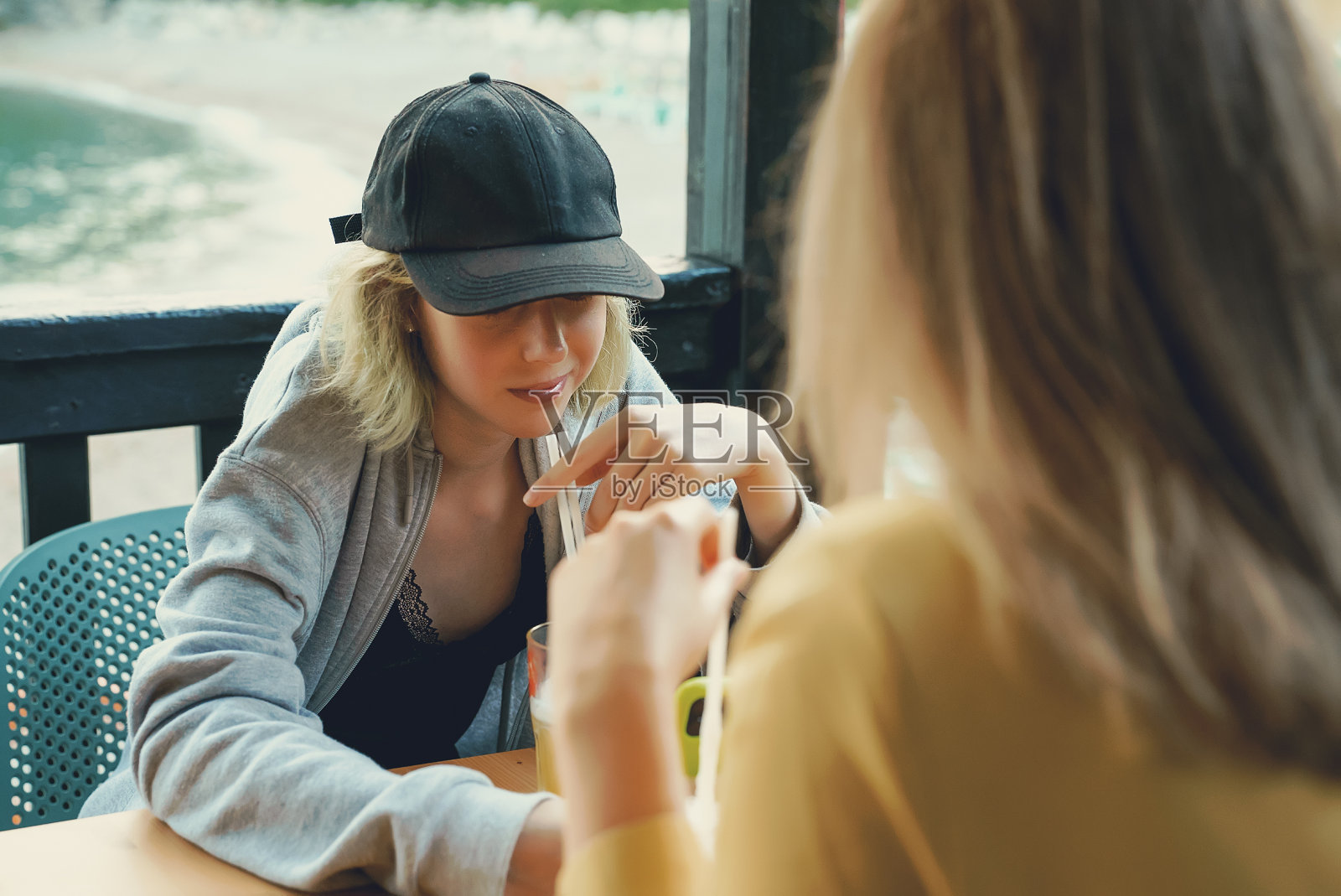 妈妈和女儿在度假时沉迷于电话。照片摄影图片